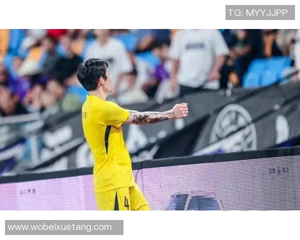 足球球星赛场挑衅动作引发争议激情与火花点燃球迷热议