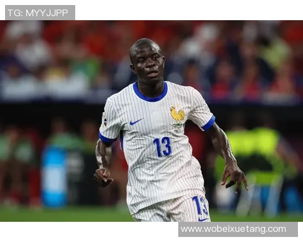 足球红衣球星高清图片展现经典瞬间与精彩动作